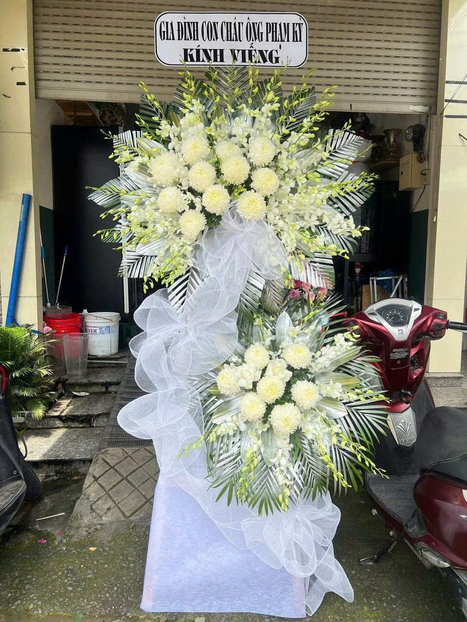 Vòng Hoa Viếng Cúc Trắng & Lan Hồ Điệp
